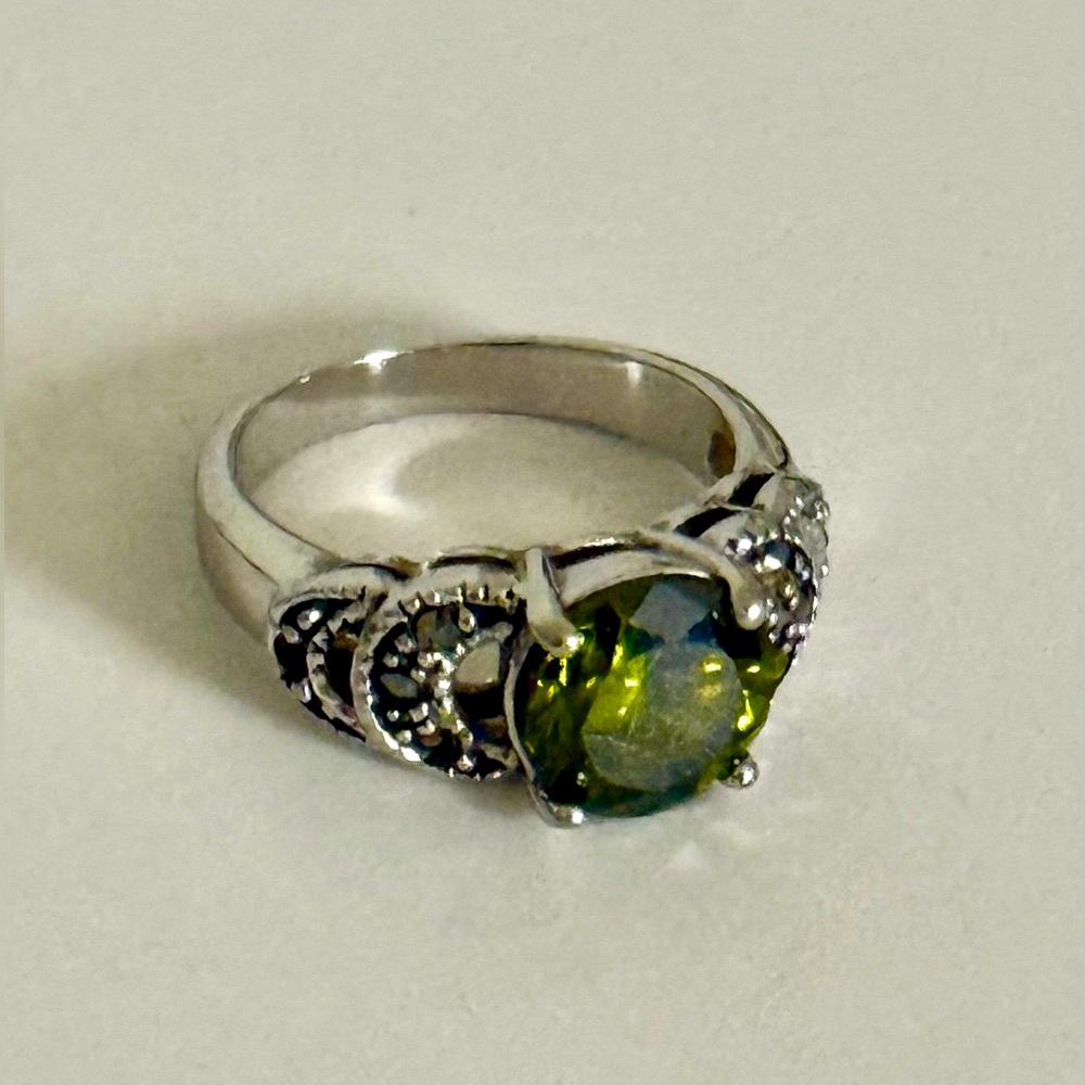 SILVER TONE FASHION RING WITH GREEN SYNTHETIC STONE SZ 4